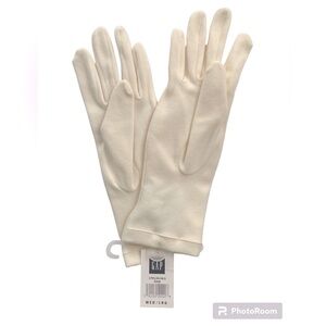 🩵 GAP NWT Size M/L Gloves. Pretty Winter Crème Color. Soft Polyester ❄️